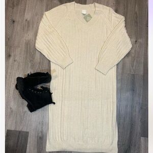 New with Tags Size Small H&M sweater dress. Off white on color